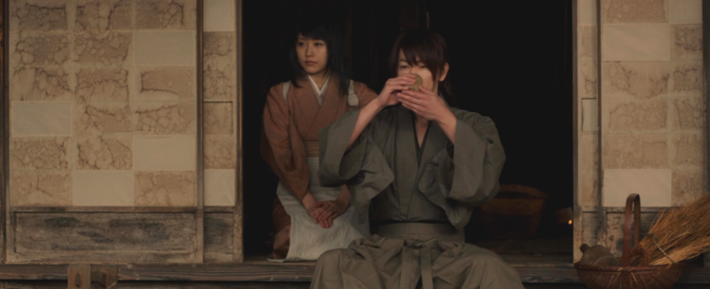 讲述前一部《京都大火篇》中的志志雄背后的那个神秘武器商人雪代缘的
