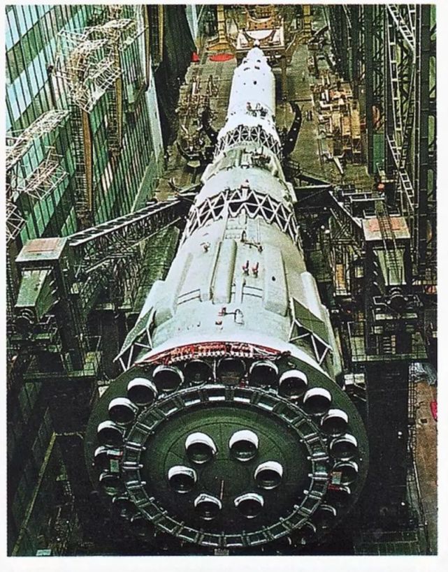 苏联的n1火箭,底部发动机喷口,可见大量并联的发动机