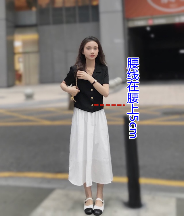 今夏流行这样穿半身裙:上衣"不塞裙腰",优化比例又显瘦,好美