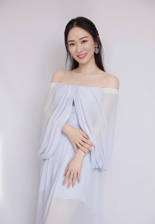霍思燕又美又嫩了,饱满身材穿薄纱连衣裙,气质惊艳不像80年的人