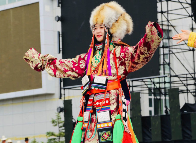 青海20支服装队伍亮相藏族服饰展演