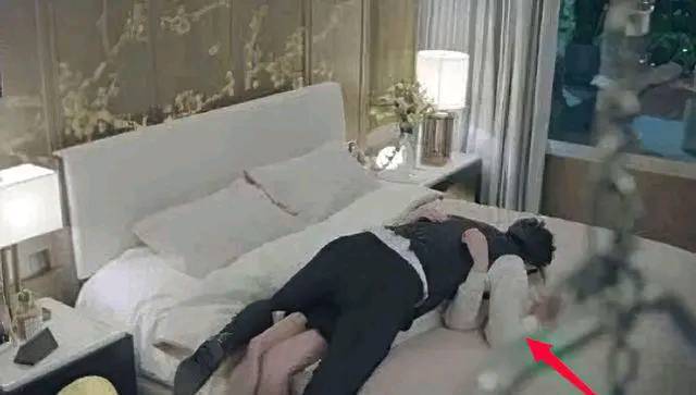 邓伦将景甜扛在肩上谁注意他的手是咋放的暴露男明星的素质