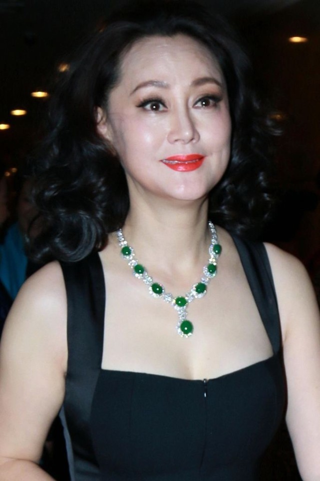 大宋佳的气质太高贵了,穿连体裤雍容典雅,翡翠项链衬