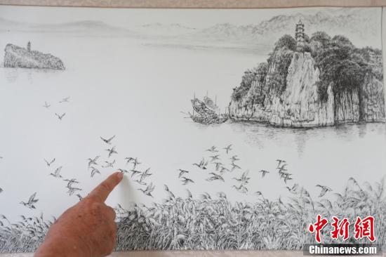 江西艺术家手绘12米长钢笔画《赣鄱山水图 展现江西秀美山水