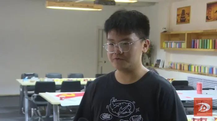 学生彭泽浩说"沙画可以修身养性,还可以让我放松学习压力,让我觉得很