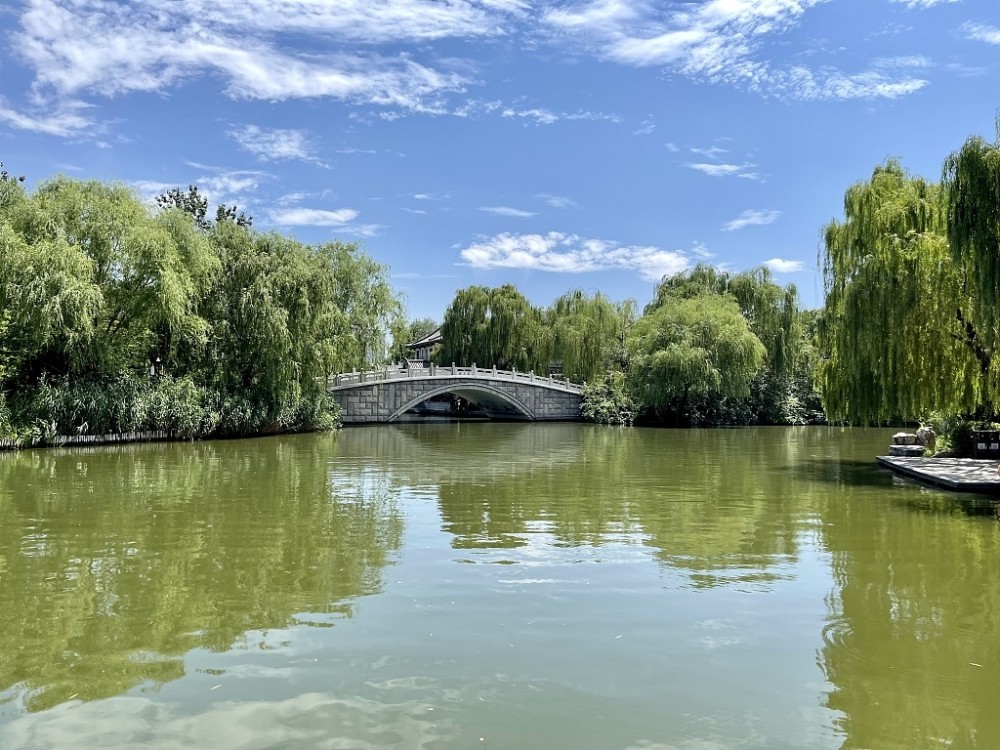 济南:大明湖景区 蓝天碧水风景如画