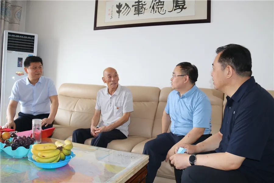 段洪波走访慰问县级老干部并视察城建工作