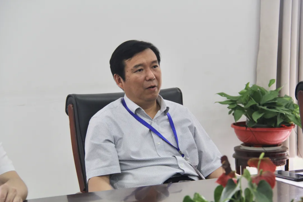 镇平县人民政府县长艾进德在县一高中调研教育工作