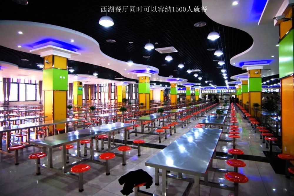 学院的美食担当 定是赢得同学们的时刻光顾 " 西湖餐厅 第二食堂既