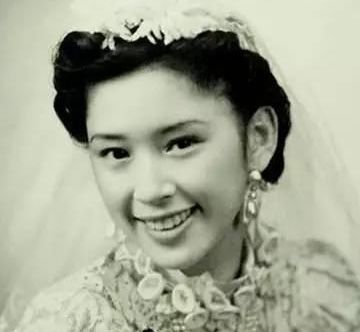 她有显赫的家世和貌美的容颜,只因错爱一人,晚年和化粪池相伴