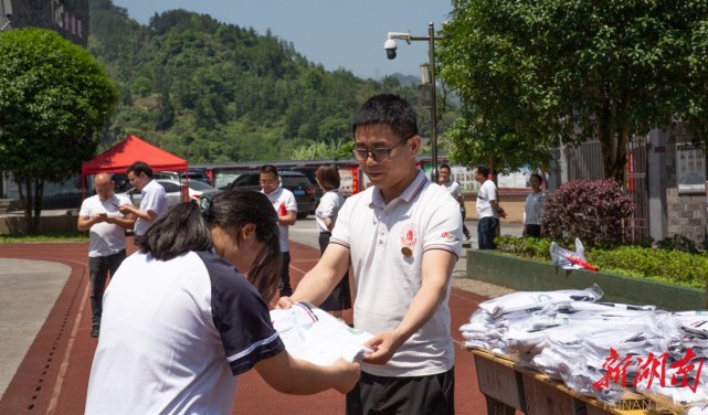 "6月23日,记者在湘西州常德商会看到,一面落款为吉首市寨阳中学的锦旗