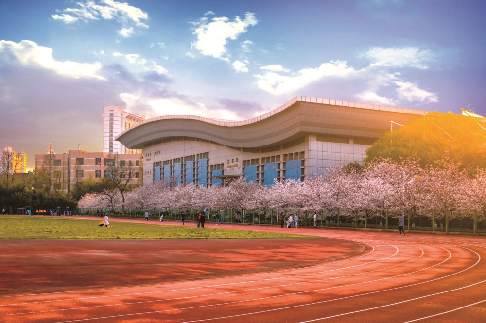 南京林业大学坐落于风景秀丽的紫金山麓,碧波荡漾的玄武湖畔,是国家"