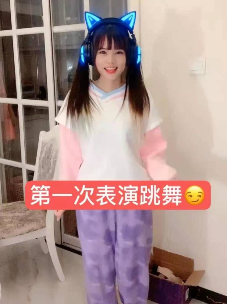 火线妹穿jk在街头跳舞,黑丝袜引起围观,粉丝:煤气罐少