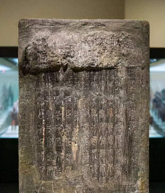 山东出土秦朝刻石,上面447字轰动世界,西方:我们需要秦始皇