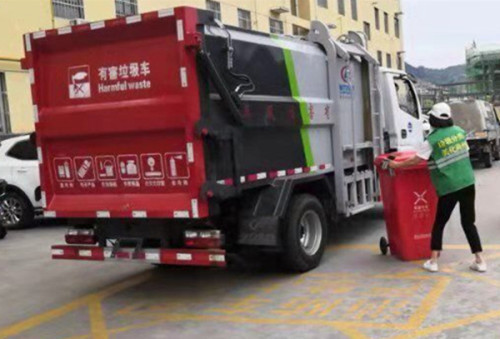 6月24下午,商州中心城区有毒有害垃圾收集拉运车进入泰宇时代天地