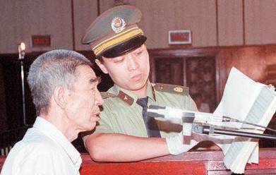 他是天津黑老大,公然武装对抗解放军,自建军事堡垒让