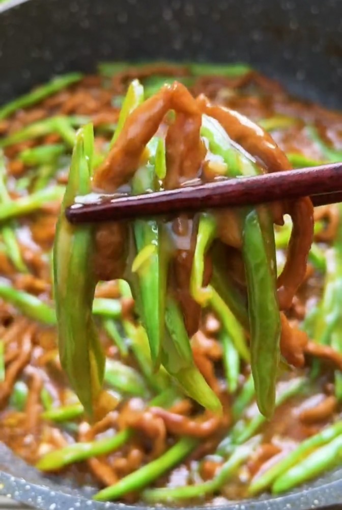 今天美食,双丝约会,芸豆丝炒肉丝,像我这么做几天不吃馋的受不了.