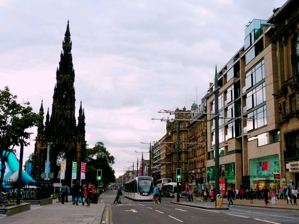 爱丁堡繁华街道上的王子街公园,矗立着苏格兰钟和司各特纪念馆