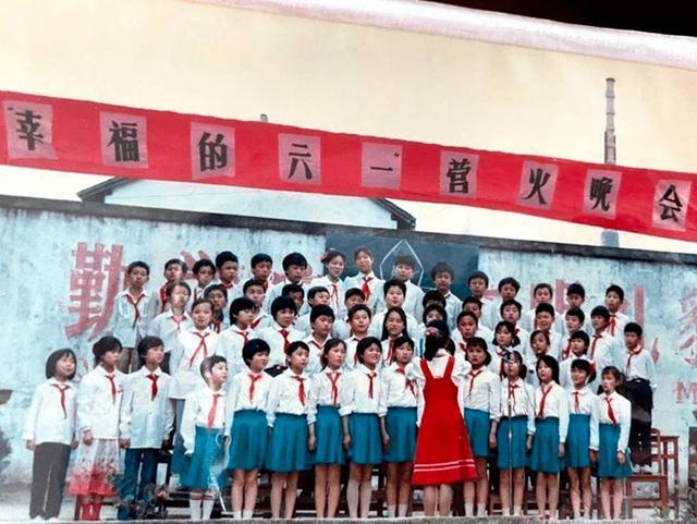 看中国校服的进化史,70后最有特色,而让人眼前一亮的是00后