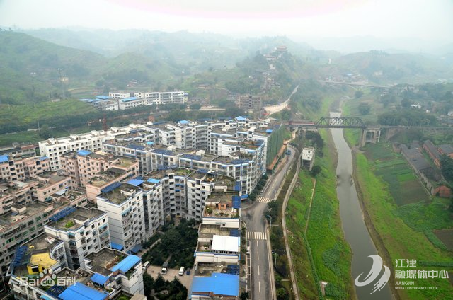 1994年,油溪作为12个小城镇建设的江津市级试点镇,旧貌开始换新颜.