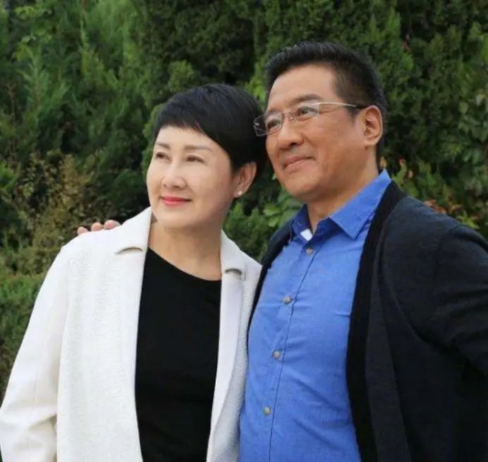 离婚的张凯丽全身心投入到工作中,在拍戏时认识了现任老公张建全,两人