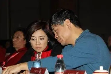 她曾是央视才女倪萍接班人,年轻时颜值堪比倪萍,巅峰时力压周涛