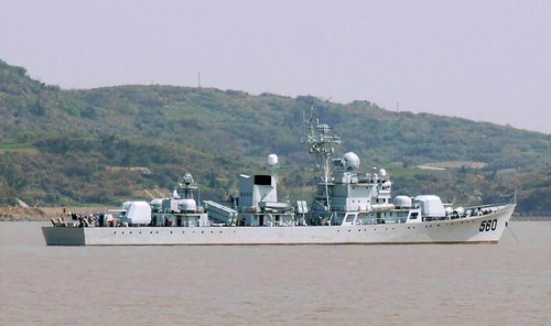 海军马上组织海上力量救援,560"东莞"舰成功脱险,除了舰艏轻微受损,舰