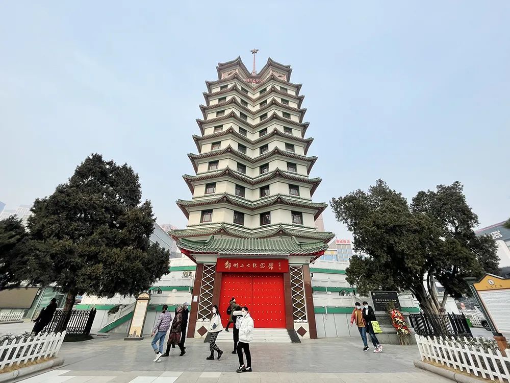 1971年,郑州市委决定建设新的二七纪念塔.
