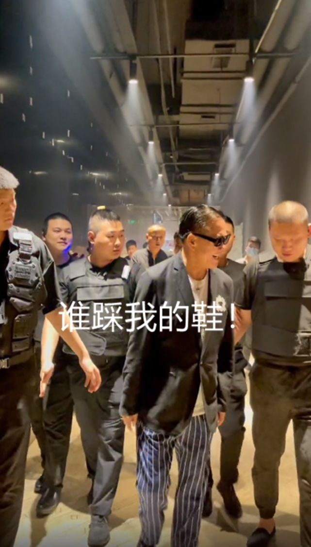63岁万梓良跑商演,身边簇拥着一群保安排场大,被踩到鞋大声怒斥