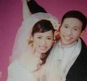 宋小宝的老婆霍小红也会演二人转.宋小宝夫妇生有一对双胞胎.