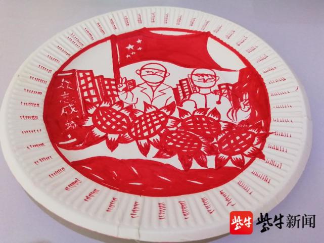 学生们制作的红色教育主题纸盘画作品为庆祝中国共产党成立100周年,6