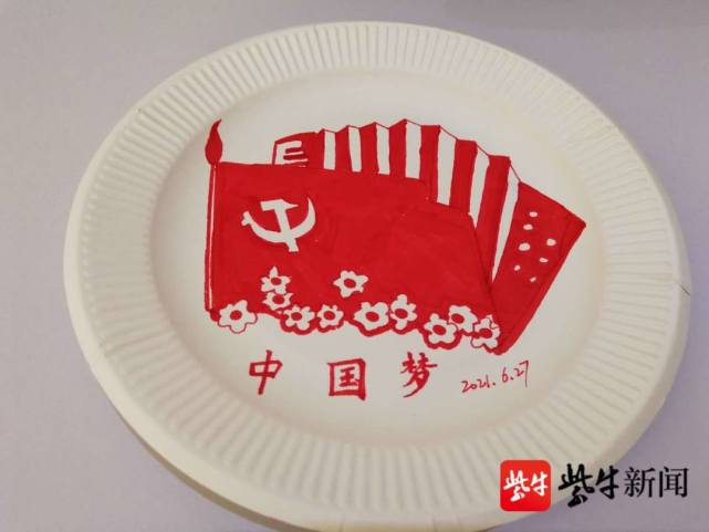 学生们制作的红色教育主题纸盘画作品为庆祝中国共产党成立100周年,6