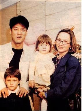 处于事业鼎盛期的周华健愈发年轻俊朗而风采夺人,而面貌依旧娟秀的
