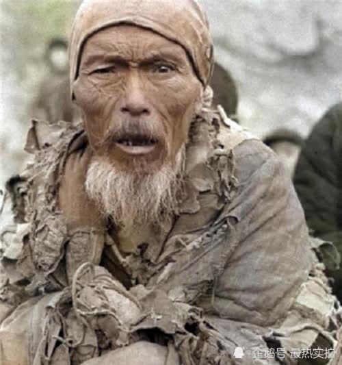 这张照片是一个老人家,我们无法猜测出他的年龄,因为那个时候很多人