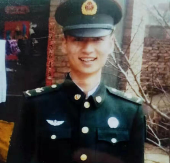 弟弟追忆戍边烈士肖思远哥哥从小仗义以后也要学哥哥参军守边
