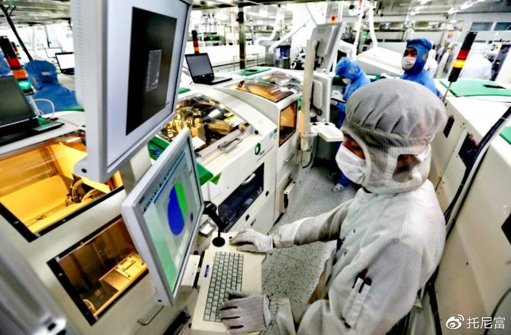 当华为布局28纳米芯片生产线时日本人断了中国的光刻胶