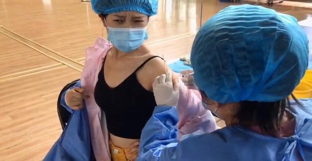 广州美女露肩打疫苗,众人表示不解:露肩打疫苗效果更好?
