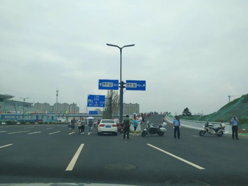 龙马潭区方向车辆 龙马大道春雨路九狮路春雨路口(掉头)a匝道泸州高铁