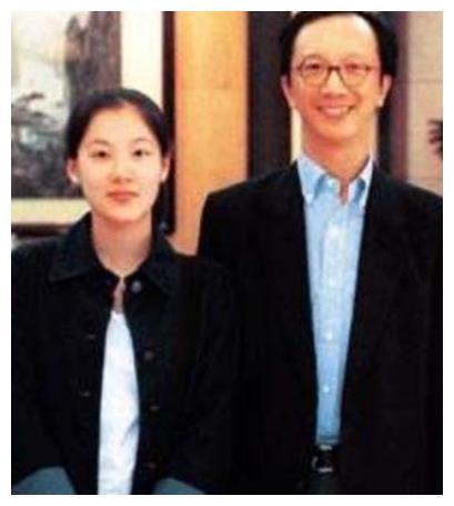 42岁的跳水女王伏明霞,结婚5年生3孩,老公近70岁精神状态良好