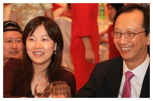 42岁的跳水女王伏明霞,结婚5年生3孩,老公近70岁精神状态良好
