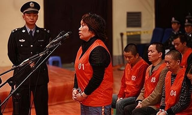 重庆黑帮女老大:为私欲找16个情人,最小的比她小20岁!