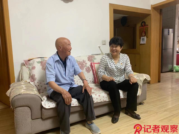 绛县县委书记解芳七一前夕走访慰问老党员