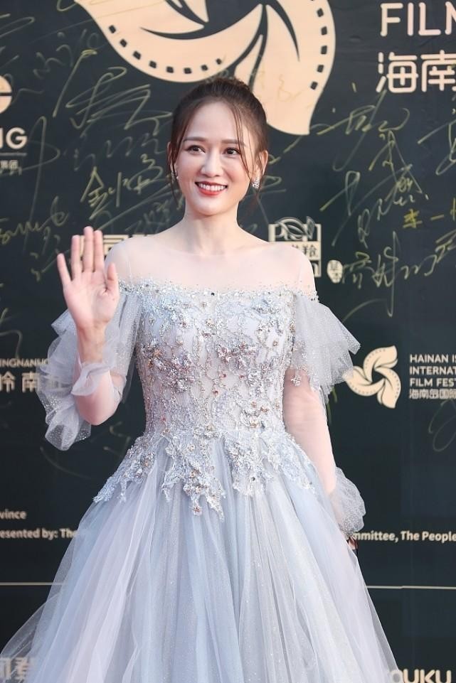 陈乔恩穿"公主蓬蓬裙,浅灰色纱裙太显白,露出迷人颈部曲线