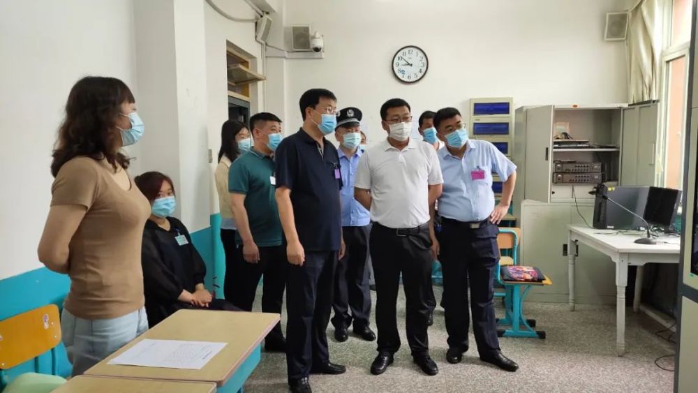 苑振超一行来到台安高中考点,详细了解考点疫情防控
