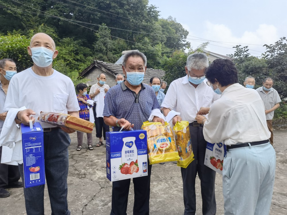 安徽舒城晓天镇汪冲村举行感恩家乡回报社会义务活动