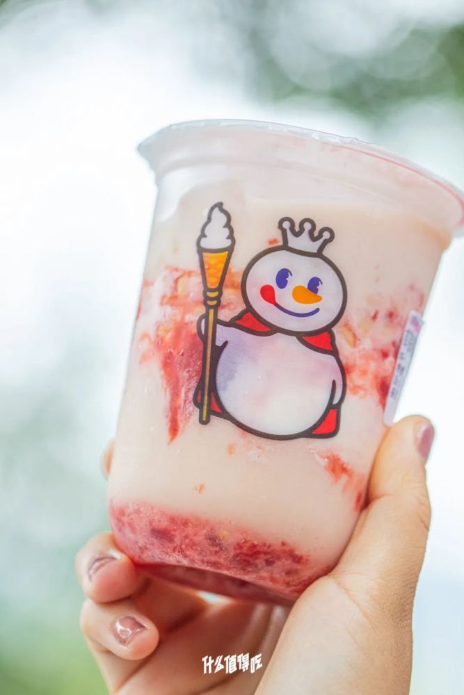 6草莓摇摇奶昔甜蜜蜜的奶昔杯,可以说是蜜雪冰城入股最不亏的拳头产品