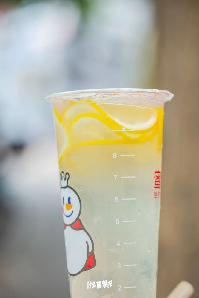 冰鲜柠檬水 4 用柠檬茶浓缩浆勾兑的柠檬水,味道清爽,甜度适中,加了