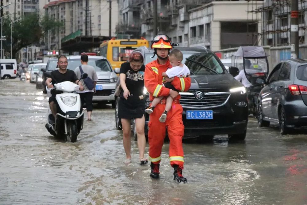 暴雨来袭—凤冈消防连夜紧急救援