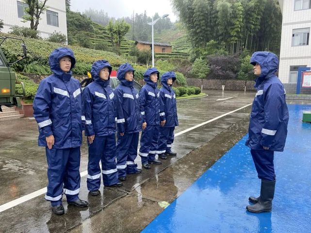 福建武夷山突发暴雨导致山体滑坡 森林消防紧急出动清理淤泥