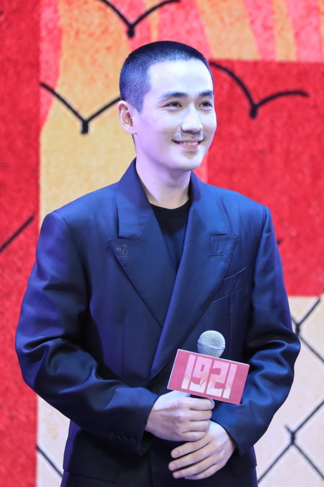 朱一龙|最新时尚装出席活动,寸头造型尽显成熟型男人魅力